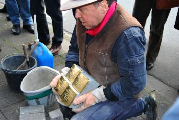 Gunter Demnig mit den ersten in Wesel verlegten Stolpersteinen