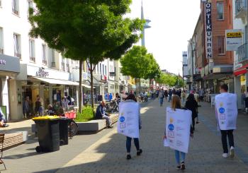 Plakate hängen sonst an Bäumen und Laternen. In Wesel haben sie für einen wichtigen Zweck „Beine gekriegt“.