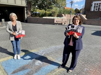 Die Gleichstellungsbeauftragte der Stadt Wesel, Regina Lenneps, und Bürgermeisterin Ulrike Westkamp präsentieren die neue Broschüre der Stadt Wesel 