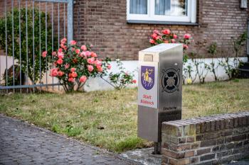 Stele aus Metall mit Gravuren