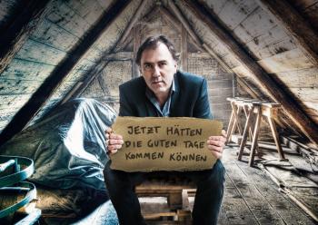 Jetzt hätten die guten Tage kommen können Mann mit Schild