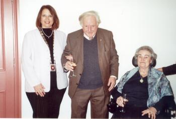 Bürgermeisterin Ulrike Westkamp zusammen mit Don Smith und Marion Warby