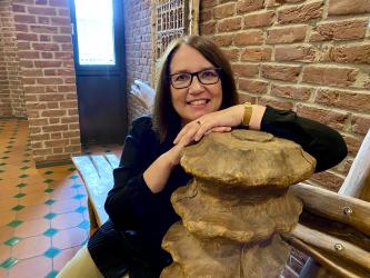 Bürgermeisterin Ulrike Westkamp sitzt auf der Baumkuchen-Bank vor dem Ratssaal