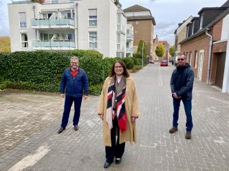Bürgermeisterin Ulrike Westkamp zusammen mit Michael Blaess und Raimund Gödde in der Neustraße