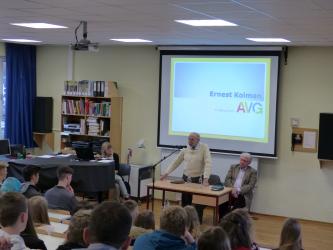 Ernest Kolman hält vor Schülerinnen und Schülern einen Vortrag.