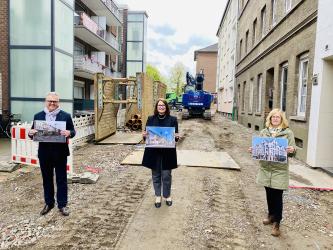 Bürgermeisterin Ulrike Westkamp (Mitte) zusammen mit Michael Blaess und Susanne Gawlik, beide Fachbereich Stadtentwicklung, in der Straße Mühlenberg. Dort arbeiten bereits Fachfirmen an der Neugestaltung der Straße.