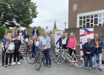 Bürgermeisterin Ulrike Westkamp zusammen mit den Gewinnern*innen der Kampagne Stadtradeln in Wesel.