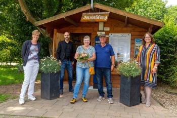 Bei der Betriebsübernahme durch die Städtische Bäder Wesel GmbH: Bürgermeisterin Ulrike Westkamp (v. r.), die bisherigen Pächter Eheleute Paff, Martin Christoph, Geschäftsführer der Städtische Bäder Wesel GmbH, und Frau Giesen, Fachbereich Stadtentwicklung der Stadt Wesel.