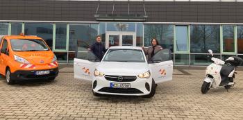 Bürgermeisterin Ulrike Westkamp und der Leiter des ASG Wesel, Mike Seidel, präsentieren den neuen elektrischen Opel Corsa des ASG Wesel.