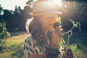 Klimaschutzpreis 2022 in Wesel: Junge Frau hält eine Sonnenblume in ihren Händen