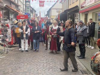 Neben Bürgermeisterin Ulrike Westkamp war auch eine Delegation von WeselMarketing mit einem Werbestand für den Tourismus-Standort Wesel in Salzwedel zu Gast. 