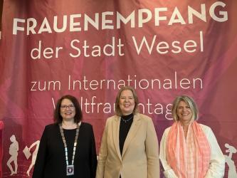 Von links: Bürgermeisterin Ulrike Westkamp, Bundestagspräsidentin Bärbel Bas, Gleichstellungsbeauftragte Regina Lenneps 