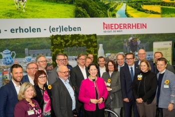 Bürgermeisterin Ulrike Westkamp (4. v. r.) zusammen mit Amtskollegen und der Ministerin für Landwirtschaft und Verbraucherschutz des Landes Nordrhein-Westfalen, Silke Gorißen (Mitte), auf der Internationalen Grünen Woche in Berlin. Foto: Thomas Michaelis