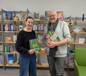 Klimaschutzmanagerin Bibiana Piskurek und Klimaschutzmanager Ulrich Kemmerling werben für die "Grüne Stunde" in der Stadtbücherei. 