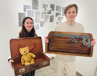 Schüler der Gesamtschule Am Lauerhaas zeigen Ausstellungsstücke im Stadtwerke Wasserturm